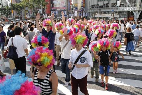 画像 写真 パラマウントの社員 関係者100人が虹色アフロで渋谷を練り歩き 4枚目 Oricon News