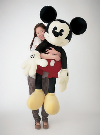 サムネイル 約125cmのビッグサイズ！ビンテージカラーのミッキーマウスぬいぐるみ(C)Disney 