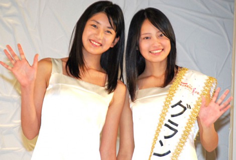 『第13回全日本国民的美少女コンテスト』でグランプリに輝いた（左から）小澤奈々花さん（13）、吉本実憂さん（15）　（C）ORICON DD inc. 