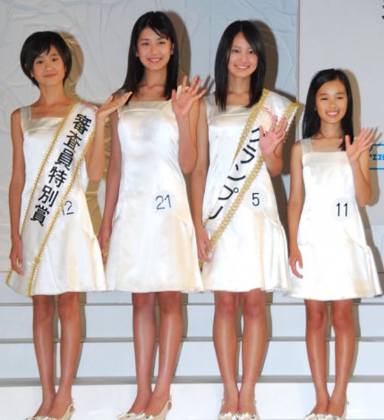 『第13回全日本国民的美少女コンテスト』に出場した（左から）尾崎真花さん、小澤奈々花さん、吉本実憂さん、井頭愛海さん　（C）ORICON DD inc. 