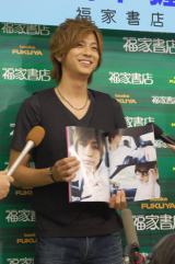 俳優・三浦翔平が写真集を発売。向井 理ら“旬な男優”の仲間入り