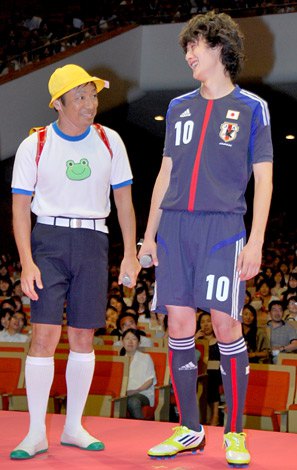岡田将生 名前入りサッカー代表ユニフォームに大感激 日本を背負う Oricon News