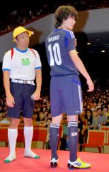岡田将生、名前入りサッカー代表ユニフォームに大感激「日本を