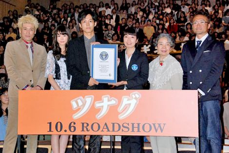 松坂桃李ら 映画イベントでギネス世界記録樹立 1001人と指 つなぐ Oricon News