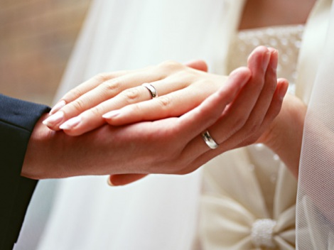 サムネイル リクルートマーケティングパートナーズの調査によると、2011年度の結婚式費用総額は全国平均で343.8万円に… 