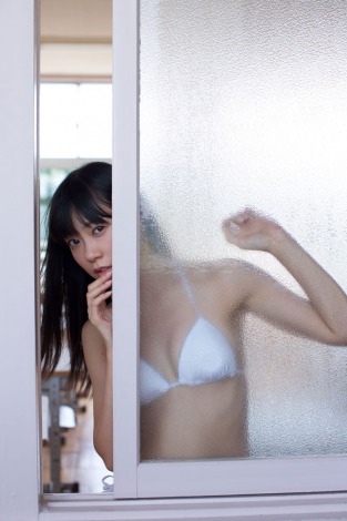 NMB48の山本彩と渡辺美優紀が写真集で売上対決／11月20日発売の渡辺の写真集に収録されるショット 