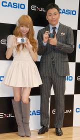 『EXILIM』新製品発表会にゲストとして出席した（左から）益若つばさ、太田雄貴　（C）ORICON DD inc. 