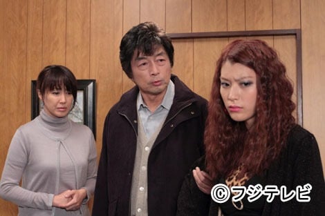 11月23日・24日の2夜連続放送のスペシャルドラマ『積木くずし　最終章』に出演する成海璃子（右）、中村雅俊（中央）、高島礼子（左） 