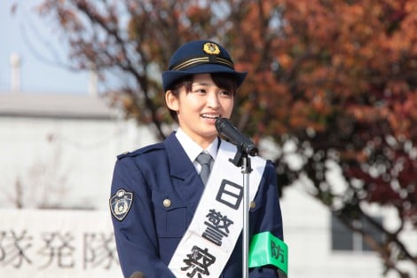 画像 写真 岡本玲 朝ドラのロケ地で一日警察署長 警官衣装でかわいく敬礼 4枚目 Oricon News