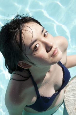 写真集で水着姿を披露している小島藤子／写真集『FUJIKO』 