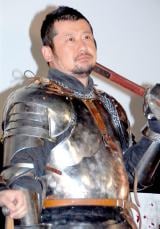 ケンコバ、甲冑姿も共演者から匂いで苦情「剣道部の小手の匂い」 | ORICON NEWS