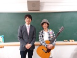 ダイスケ（右）の新曲「スケッチブック」のミュージックビデオに出演した桝太一アナ 