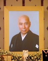 海老蔵 團十郎さんと最期の別れ 涙で最愛の父であり師匠に感謝 Oricon News