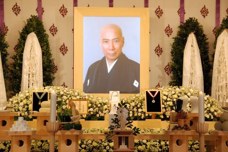画像 写真 海老蔵 これからは明るい話題を 父 團十郎さん本葬で決意 3枚目 Oricon News