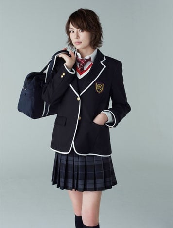 米倉涼子 35歳 のミニスカ制服姿披露 上から下まで見られるんだろうな Oricon News