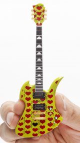 hide愛用ギター“グリーンハート”がフィギュアで復刻！ | ORICON NEWS