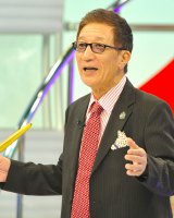 ��������w�ψ���x���A �́E�O��v�V����v�l�Ƃ̑Ζʂɗ� 