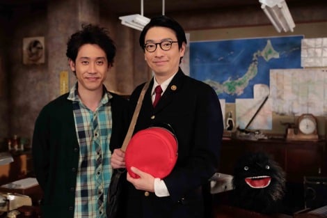 NHK・BSプレミアム『小林賢太郎テレビ5』で初共演する小林賢太郎(右)と大泉洋(左) (C)NHK 