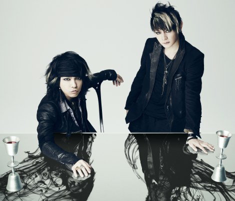 売切下げ中！貴重VAMPS 直筆サイン入フォト2015WINTER　HYDE VAMPS、K.A.ZがHYDEに噛み付く新ビジュアル公開 - 音楽ナタリー