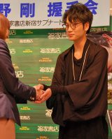 画像 写真 綾野剛 写真集発売でファン20人と握手 最初で最後 2枚目 Oricon News