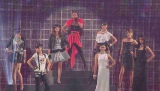 『第16回 東京ガールズコレクション 2013 S／S』のオープニングを飾った安室奈美恵（最上段中央）。香里奈、土屋アンナ、菜々緒らモデルも華を添えた 