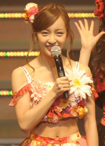 画像・写真 | AKB板野友美、たかみなと“チュー”ショットに大照れ