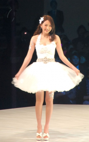 Karaジヨン 初ウエディングドレスに大はしゃぎ 自分のことかわいいと思った Oricon News
