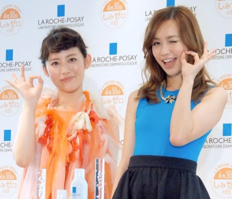 『しみゼロの記念日 ラ ロッシュ ポゼ Suhada Beauty Award 2013』授賞式に出席した（左から）福田彩乃、優木まおみ　（C）ORICON NewS inc. 