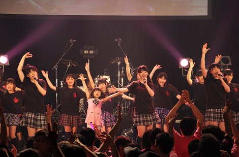 青SHUN学園 / Zepp D.C.TOKYOで織り成すオーエーオー!! 福岡発のロックアイドル青SHUN学園が東京ワンマンで1000人と5
