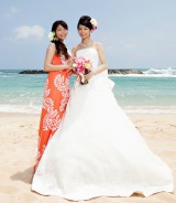 ハワイ・オアフ島で挙式したことを報告したウエディングドレス姿の三倉佳奈（右）と姉・茉奈 