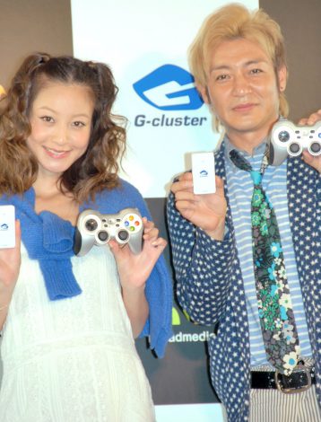 クラウドゲーム機『G-cluster』PR大使の（左から）西山茉希とつるの剛士　（C）ORICON NewS inc. 