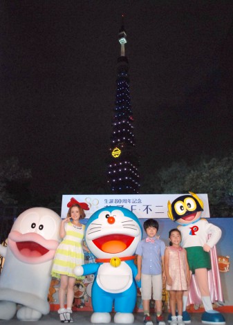 画像 写真 福くん ドラえもんカラーの東京タワーに大興奮 宇宙人にもわかるね 2枚目 Oricon News