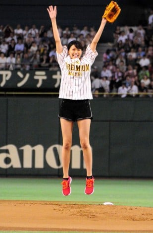 榮倉奈々 始球式でノーバン投球 飛び上がり喜び爆発 Oricon News