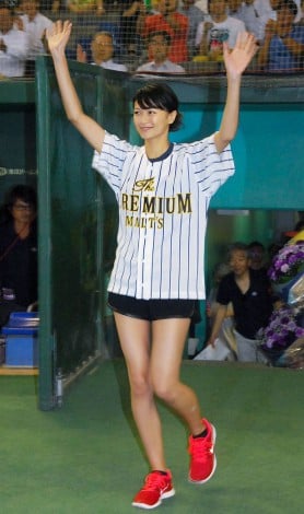 画像 写真 榮倉奈々 始球式でノーバン投球 飛び上がり喜び爆発 2枚目 Oricon News