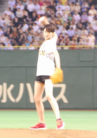 画像 写真 榮倉奈々 始球式でノーバン投球 飛び上がり喜び爆発 3枚目 Oricon News