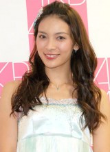 �H���ˉ��A7�N���̎x���Ɋ��� AKB�ł̊��S�R�ĒԂ� 