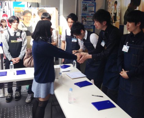 画像 写真 イケメン書店員のサイン 握手会に女子の大行列 9枚目 Oricon News