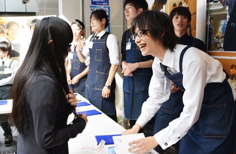 画像 写真 イケメン書店員のサイン 握手会に女子の大行列 16枚目 Oricon News