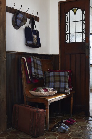 スコットランド北西部の高品質な羊毛ツイードブランド「Harris Tweed」　クッション、ブランケット、バッグ、ハット 