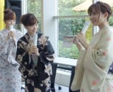 着物姿で新作カレンダーを紹介した（左から）島本真衣アナ、松尾由美子アナ、久冨慶子アナ 