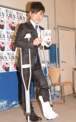 画像 写真 カラテカ入江 退院１週間後に再手術 入院していた 術後初イベントで松葉杖 1枚目 Oricon News