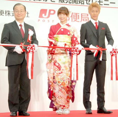 画像 写真 麻里子様 赤い振袖姿で 年賀はがき セレモニーに参加 300枚は書こうかな 8枚目 Oricon News