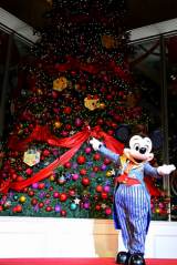 丸ビルで行われたクリスマスツリーの点灯式に登場したミッキーマウス　（C）Disney　（C）oricon ME inc. 