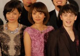 映画『タイガーマスク』公開初日舞台あいさつで軽妙なやりとりをみせた（左から）釈由美子、夏菜、ウエンツ瑛士　（C）ORICON NewS inc. 