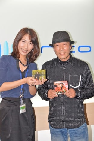 新曲をPRする（左から）オリコン社員の神田裕子さんとシンガー・ソングライターの小暮哲朗　（C）ORICON NewS inc. 