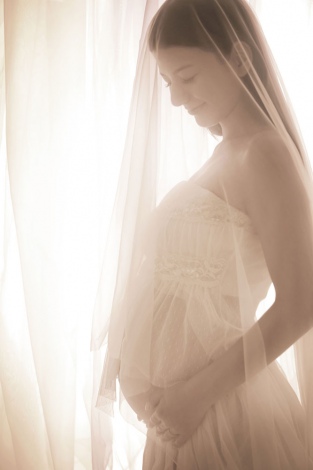 妊娠8ヶ月のマタニティーフォトを公開したスザンヌ 