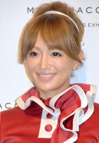 画像 写真 紅白 あゆ 黄金の豪華衣装で火ぶた切る 6年連続紅組トップ飾る 1枚目 Oricon News