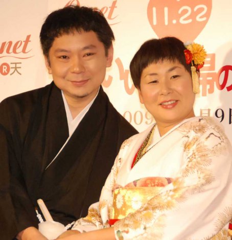 サムネイル 妊活による休業を発表した森三中の大島美幸（右）と夫の鈴木おさむ（左）（2009年撮影）　（C）ORICON NewS inc. 