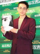 菅田将暉がアーティストブックで女装を披露「初めて自分でつけ