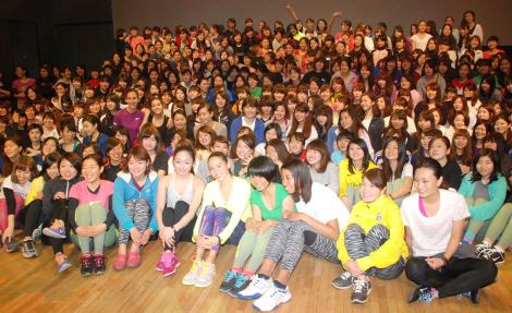 200人の女子大生を囲んで記念撮影（前列中央左から：道端ジェシカ、安藤美姫）＝『NIKE NTC（ナイキトレーニングクラブ） WEEK』スペシャルイベント　（C）ORICON NewS inc. 